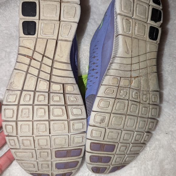 Women Nike sneakers ... Purple and line green ...size 7 - Picture 4 of 4